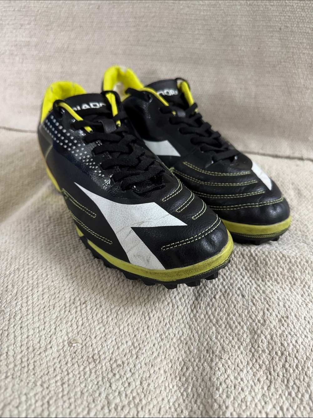 Diadora mens 9 1/2 eur 43 Men's Athletic turf Cleats